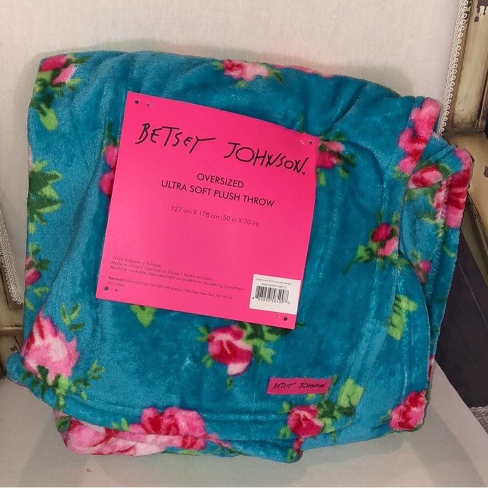 ✨NWT✨ Betsey Johnson ❗️SALE❗️Floral Rose Oversized Plush Throw Blanket - Picture 2 of 11